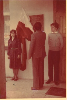 Nadanie Miejskiej i Gminnej Bibliotece Publicznej w Obornikach Śląskich imienia Jarosława Iwaszkiewicza - odsłonięcie tablicy pamiątkowej przez dyrektora Wydziału Kultury i Sztuki Urzędu Wojewódzkiego we Wrocławiu Andrzeja Biegańskiego, maj 1984 r. (fot. 2) [Dokument ikonograficzny]