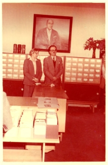 Nadanie Miejskiej i Gminnej Bibliotece Publicznej w Obornikach Śląskich imienia Jarosława Iwaszkiewicza - przekazanie daru w postaci portretu Jarosława Iwaszkiewicza przez Andrzeja Biegańskiego, dyrektora Wydziału Kultury i Sztuki Urzędu Wojewódzkiego we Wrocławiu, dyrektor Irenie Zielińskiej, maj 1984 r. (fot. 5) [Dokument ikonograficzny]