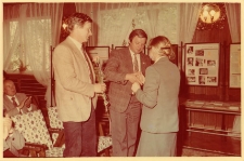 Nadanie Miejskiej i Gminnej Bibliotece Publicznej w Obornikach Śląskich imienia Jarosława Iwaszkiewicza - Wiesław Ruciński, Paweł Misiorek i Iwona Zielińska, maj 1984 r. (fot. 9) [Dokument ikonograficzny]