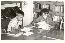 Lekcja biblioteczna w dziale dla dzieci biblioteki publicznej w Obornikach Śląskich „Literatura popularnonaukowa dla dzieci - budowa książki”, 18.09.1985 r. [Dokument ikonograficzny]
