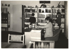 Lekcja biblioteczna prowadzona przez Małgorzatę Pendyk w Bibliotece im. J. Iwaszkiewicza w Obornikach Śląskich, podsumowująca działalność, wrzesień 1985 r. [Dokument ikonograficzny]