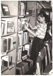 Lekcja biblioteczna prowadzona przez Małgorzatę Pendyk w Bibliotece im. J. Iwaszkiewicza w Obornikach Śląskich, czytelnia dla dzieci, wrzesień 1985 r. [Dokument ikonograficzny]