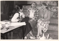 Narada przed organizowanym wspólnie przez bibliotekę publiczną i ośrodek kultury konkursem „Ulubione postaci z twoich baśni”, na zdjęciu Romana Obrocka, Irena Zielińska i Halina Pietrzak, 1986 r. [Dokument ikonograficzny]