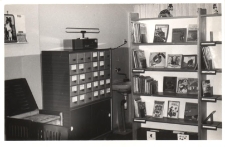 Wnętrze nowej filii w Lubnowie Miejskiej i Gminnej Biblioteki Publicznej w Obornikach Śląskich, 1986 r. [Dokument ikonograficzny]