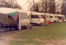 46. Światowy Młodzieżowy Zlot Campingu i Caravaningu w Obornikach Śląskich, przyczepy campingowe, 16.04.1998 r. (fot. 7) [Dokument ikonograficzny]