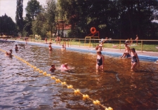 Basen Kąpielowy Ośrodka Sportu i Rekreacji w Obornikach Śląskich przy ul. Poniatowskiego, lipiec 1998 r. (fot. 1) [Dokument ikonograficzny]