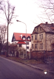 Budynki przy ul. Józefa Poniatowskiego w Obornikach Śląskich, 1998 r. (fot. 1) [Dokument ikonograficzny]