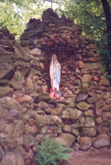 Grota z figurą Najświętszej Marii Panny przy kościele pw. Najświętszego Serca Pana Jezusa w Obornikach Śląskich przy ul. Wyszyńskiego, 1998 r. [Dokument ikonograficzny]