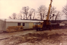 Ustawianie kontenerów mieszkalnych przy ul. Grunwaldzkiej w Obornikach Śląskich dla rodzin poszkodowanych w powodzi w lipcu 1997 r. (fot. 2) [Dokument ikonograficzny]