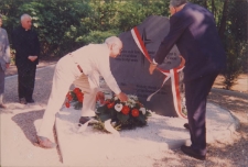 Odsłonięcie pomnika na starym cmentarzu ewangelickim w Obornikach Śląskich przy ul. Kasztanowej, 18.05.1998 r. (fot. 4) [Dokument ikonograficzny]