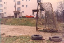 Osiedle Spółdzielni Mieszkaniowej Lokatorsko-Własnościowej w Trzebnicy przy ul. M. Skłodowskiej-Curie w Obornikach Śląskich, 1997 r. (fot. 1) [Dokument ikonograficzny]