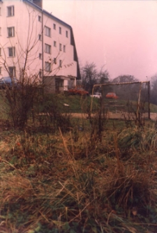 Osiedle Spółdzielni Mieszkaniowej Lokatorsko-Własnościowej w Trzebnicy przy ul. M. Skłodowskiej-Curie w Obornikach Śląskich, 1997 r. (fot. 9) [Dokument ikonograficzny]