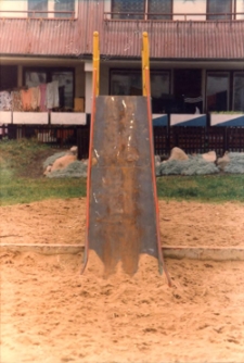 Osiedle Spółdzielni Mieszkaniowej Lokatorsko-Własnościowej w Trzebnicy przy ul. M. Skłodowskiej-Curie w Obornikach Śląskich, 1997 r. (fot. 11) [Dokument ikonograficzny]