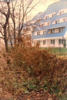 Osiedle Spółdzielni Mieszkaniowej Lokatorsko-Własnościowej w Trzebnicy przy ul. M. Skłodowskiej-Curie w Obornikach Śląskich, 1997 r. (fot. 12) [Dokument ikonograficzny]