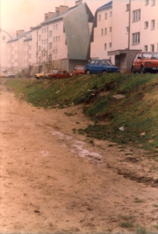 Osiedle Spółdzielni Mieszkaniowej Lokatorsko-Własnościowej w Trzebnicy przy ul. M. Skłodowskiej-Curie w Obornikach Śląskich, 1997 r. (fot. 23) [Dokument ikonograficzny]