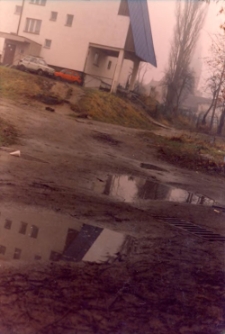 Osiedle Spółdzielni Mieszkaniowej Lokatorsko-Własnościowej w Trzebnicy przy ul. M. Skłodowskiej-Curie w Obornikach Śląskich, 1997 r. (fot. 25) [Dokument ikonograficzny]