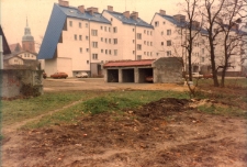 Osiedle Spółdzielni Mieszkaniowej Lokatorsko-Własnościowej w Trzebnicy przy ul. M. Skłodowskiej-Curie w Obornikach Śląskich, 1997 r. (fot. 26) [Dokument ikonograficzny]