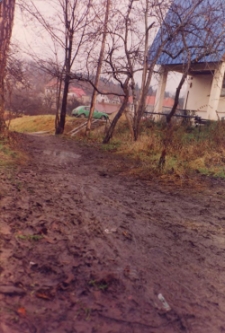 Osiedle Spółdzielni Mieszkaniowej Lokatorsko-Własnościowej w Trzebnicy przy ul. M. Skłodowskiej-Curie w Obornikach Śląskich, 1997 r. (fot. 27) [Dokument ikonograficzny]