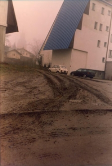 Osiedle Spółdzielni Mieszkaniowej Lokatorsko-Własnościowej w Trzebnicy przy ul. M. Skłodowskiej-Curie w Obornikach Śląskich, 1997 r. (fot. 28) [Dokument ikonograficzny]