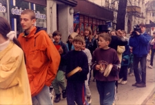 Parada "Nie ćpam, nie piję, nie palę" ulicami Obornik Śląskich, 22.04.1998 r. (fot. 5) [Dokument ikonograficzny]