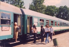 Stacja kolejowa w Obornikach Śląskich przed przebudową, peron 1, wrzesień 1998 r. (fot. 9) [Dokument ikonograficzny]