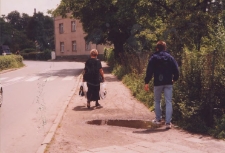 Ulica Marii Skłodowskiej-Curie przy skrzyżowaniu z ul. Mickiewicza w Obornikach Śląskich, 1998 r. (fot. 8) [Dokument ikonograficzny]