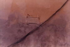 Uraz po powodzi w 1997 r. - tabliczka na budynku oznaczająca poziom wody podczas powodzi w 1903 r. (fot. 1) [Dokument ikonograficzny]