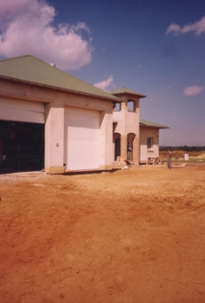 Uraz po powodzi w 1997 r. - budowa szkoły i remizy strażackiej w latach 1998-1999 (fot. 14) [Dokument ikonograficzny]