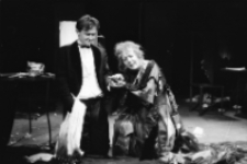 Stara kobieta wysiaduje (fot. 1) [Dokument ikonograficzny]