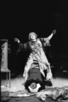 Stara kobieta wysiaduje (fot. 2) [Dokument ikonograficzny]