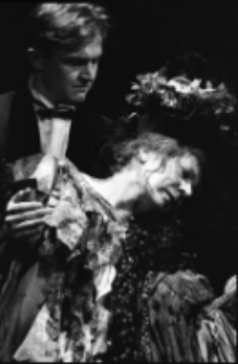 Stara kobieta wysiaduje (fot. 3) [Dokument ikonograficzny]