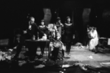 Stara kobieta wysiaduje (fot. 5) [Dokument ikonograficzny]