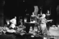 Stara kobieta wysiaduje (fot. 6) [Dokument ikonograficzny]