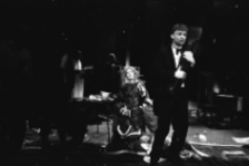 Stara kobieta wysiaduje (fot. 7) [Dokument ikonograficzny]