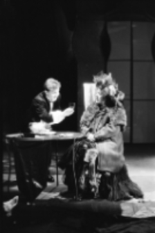 Stara kobieta wysiaduje (fot. 10) [Dokument ikonograficzny]