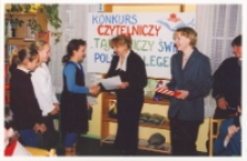 Tajemniczy świat legend – konkurs czytelniczy zorganizowany przez Bibliotekę im. J. Iwaszkiewicza i Obornicki Ośrodek Kultury dla uczniów szkół podstawowych z Obornik Śląskich, Osolina i Pęgowa, 19.11.2003 r. (fot. 1) [Dokument ikonograficzny]