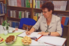 Spotkanie autorskie Grażyny Bąkiewicz z uczniami obornickiego gimnazjum podczas VIII Dolnośląskich Spotkań Pisarzy: Z książką na walizkach, 1.06.2011 r. (fot. 4) [Dokument ikonograficzny]