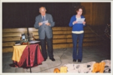 Spotkanie autorskie z Jerzym Bogdanem Kosem, prezesem Towarzystwa Miłośników Ziemi Trzebnickiej, 8.12.2004 r. (fot. 1) [Dokument ikonograficzny]