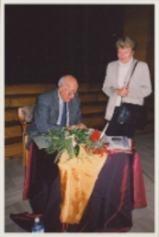 Spotkanie autorskie z Jerzym Bogdanem Kosem, prezesem Towarzystwa Miłośników Ziemi Trzebnickiej, 8.12.2004 r. (fot. 5) [Dokument ikonograficzny]