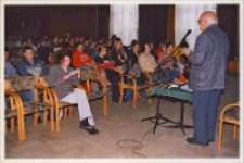 Spotkanie autorskie z Jerzym Bogdanem Kosem, prezesem Towarzystwa Miłośników Ziemi Trzebnickiej, 8.12.2004 r. (fot. 6) [Dokument ikonograficzny]