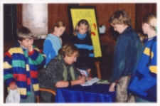 Spotkanie autorskie z Wandą Chotomską, 6.10.2003 r. (fot. 1) [Dokument ikonograficzny]