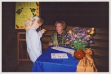 Spotkanie autorskie z Wandą Chotomską, 6.10.2003 r. (fot. 11) [Dokument ikonograficzny]