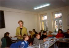 Zaczarowany świat wierszy Wandy Chotomskiej : zajęcia prowadzone przez Małgorzatę Biernacką w bibliotece z kl. 3 ze Szkoły Podstawowej nr 2, 7.11.2002 r. (fot. 3) [Dokument ikonograficzny]