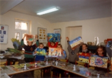 Zaczarowany świat wierszy Wandy Chotomskiej : zajęcia prowadzone przez Małgorzatę Biernacką w bibliotece z kl. 3 ze Szkoły Podstawowej nr 2, 7.11.2002 r. (fot. 4) [Dokument ikonograficzny]