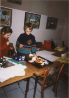 Kolorowe niespodzianki : zajęcia w bibliotece z uczniami ze Szkoły Podstawowej nr 2, prowadzone przez Małgorzatę Biernacką, 9.01.2003 r. (fot. 1) [Dokument ikonograficzny]