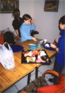 Kolorowe niespodzianki : zajęcia w bibliotece z uczniami ze Szkoły Podstawowej nr 2, prowadzone przez Małgorzatę Biernacką, 9.01.2003 r. (fot. 2) [Dokument ikonograficzny]