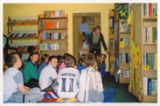 Poznajemy bibliotekę : zajęcia w bibliotece z uczniami ze Szkoły Podstawowej nr 3, prowadzone przez Annę Kuczyńską, 20.10.2003 r. [Dokument ikonograficzny]