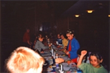 Spadł już śnieg, biały śnieg… : zajęcia w bibliotece z klasą 2 ze Szkoły Podstawowej nr 2, prowadzone przez Małgorzatę Biernacką, 3.12.2002 r. [Dokument ikonograficzny]