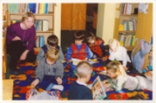Spotkanie przedszkolaka z biblioteką : zajęcia w bibliotece z dziećmi z przedszkola, prowadzone przez Annę Kuczyńską, 16.12.2003 r. (fot. 2) [Dokument ikonograficzny]