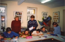 Świąteczna pocztówka : zajęcia w bibliotece z klasą 3 b ze Szkoły Podstawowej nr 2, prowadzone przez Małgorzatę Biernacką, 5.12.2002 r. (fot. 1) [Dokument ikonograficzny]